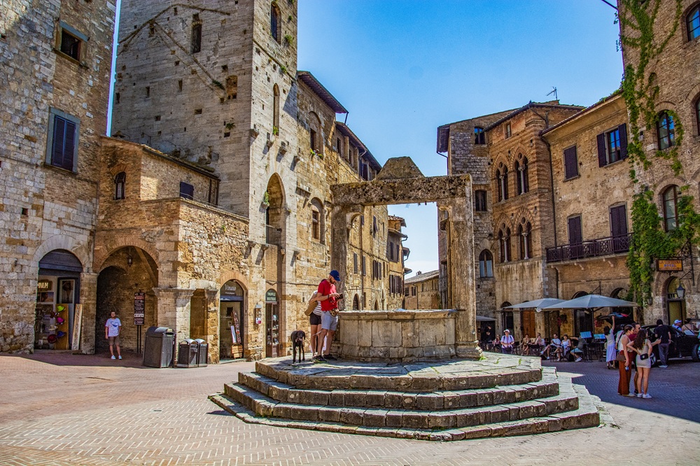 La Piazza della Cisterna, San Gimignano