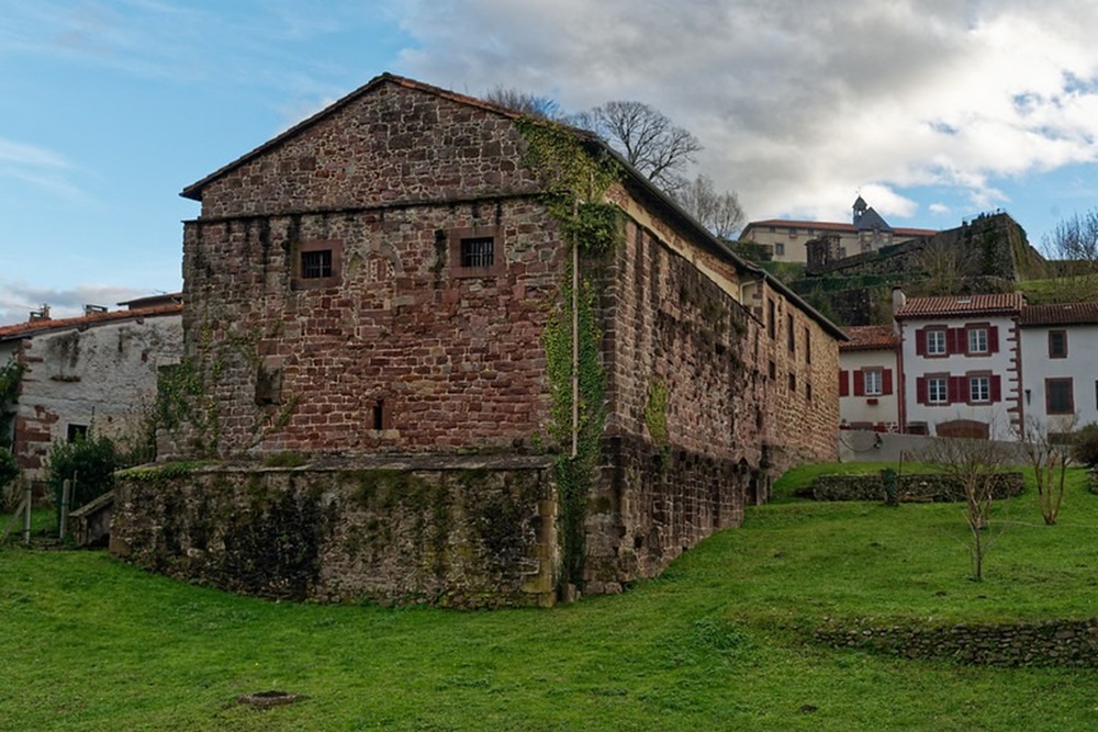 La Prison des Évêques, Saint-Jean-Pied-de-Port