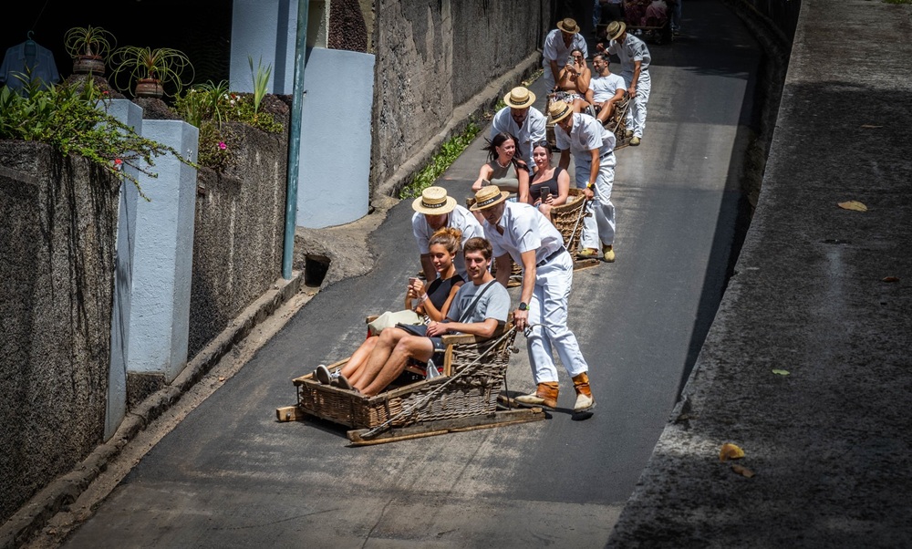 La descente en traîneau en osier, Funchal