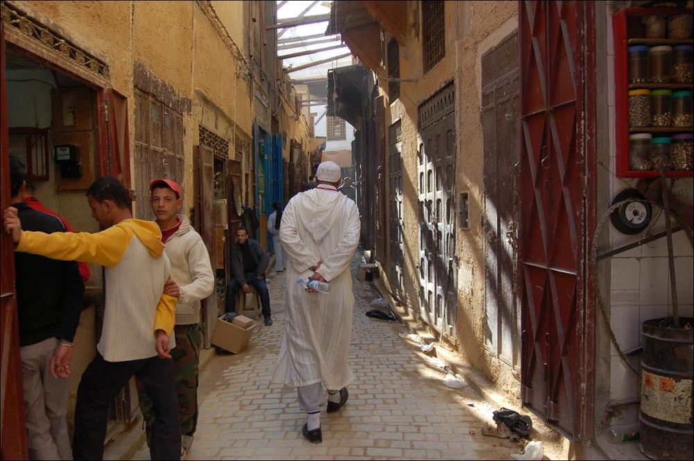Passage étroit dans la médina de Fès