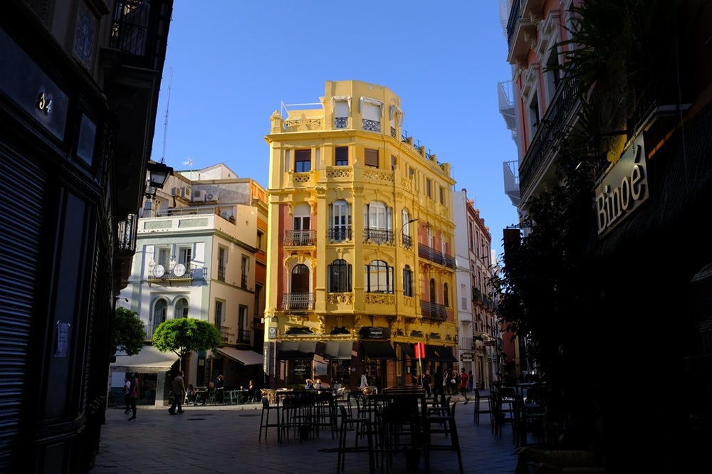 Rue ombragée à Séville