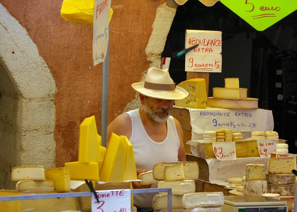 Stand de fromages au marché d'Annecy
