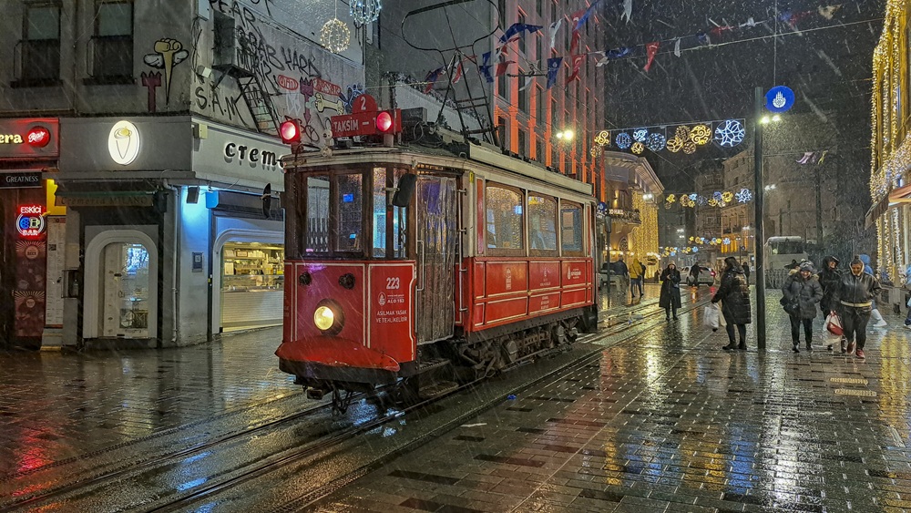 Tramway circulant l'hiver à Istanbul