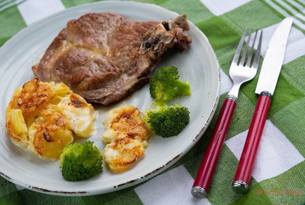 Viande accompagnée de gratin dauphinois