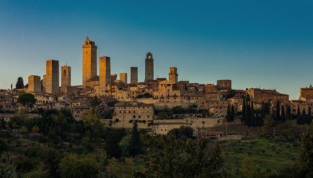 Vue sur San Gimignano depuis l'extérieur des remparts
