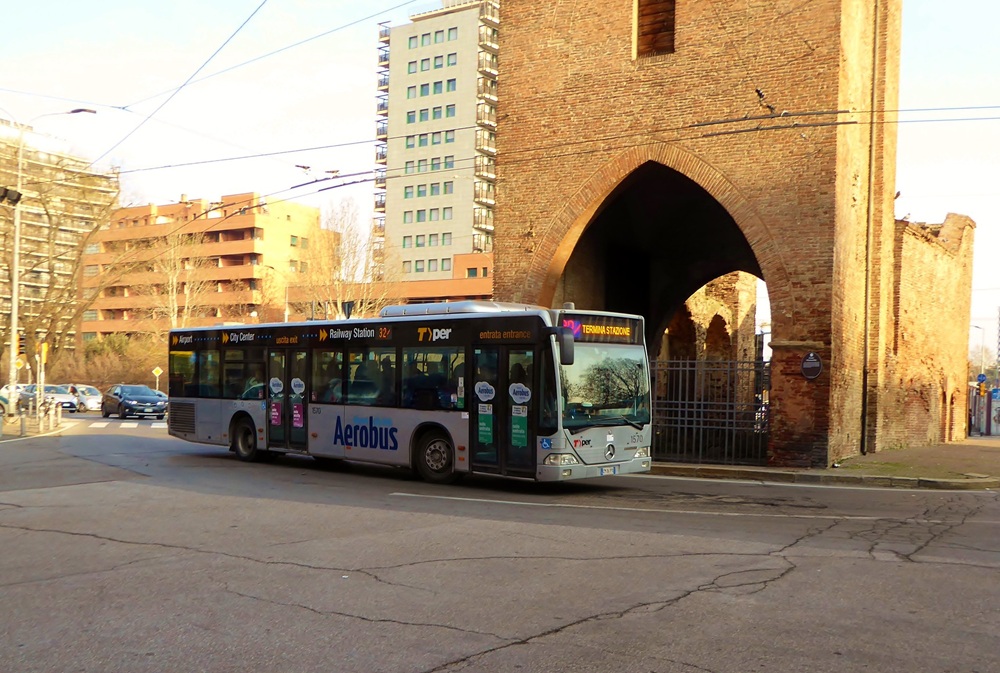 Bus à Bologne faisant la navette à l'aéroport