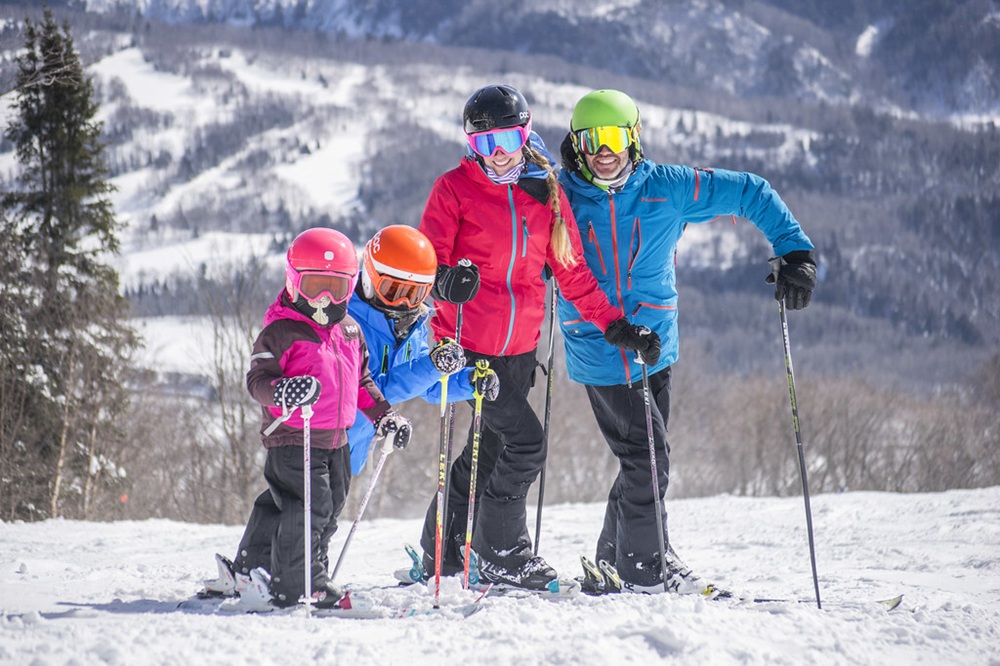 Famille pratiquant le ski, France