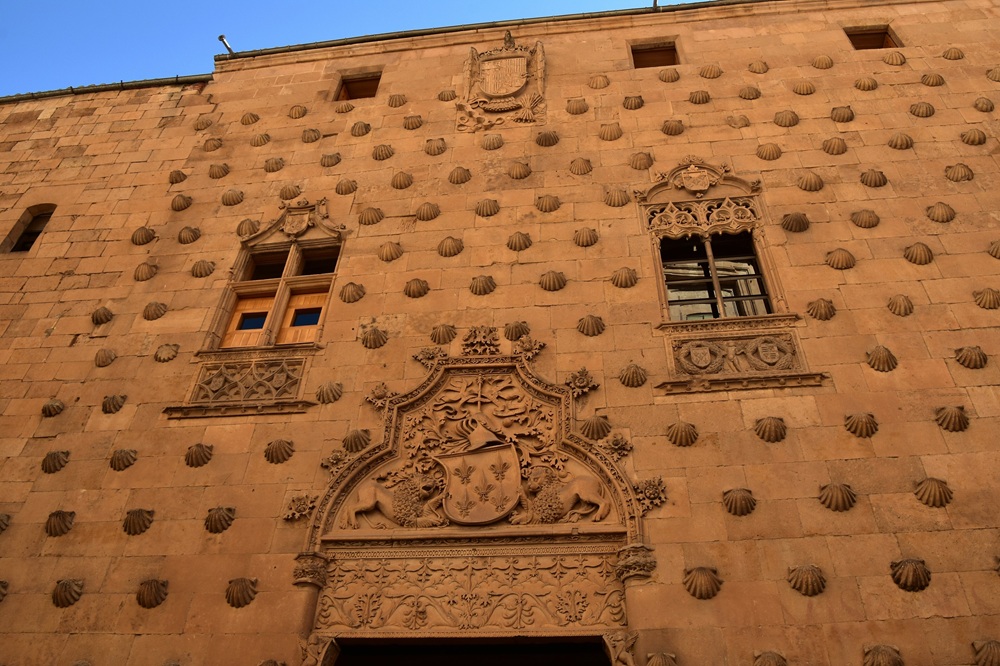 La façade de la Casa de las Conchas, Salamanque