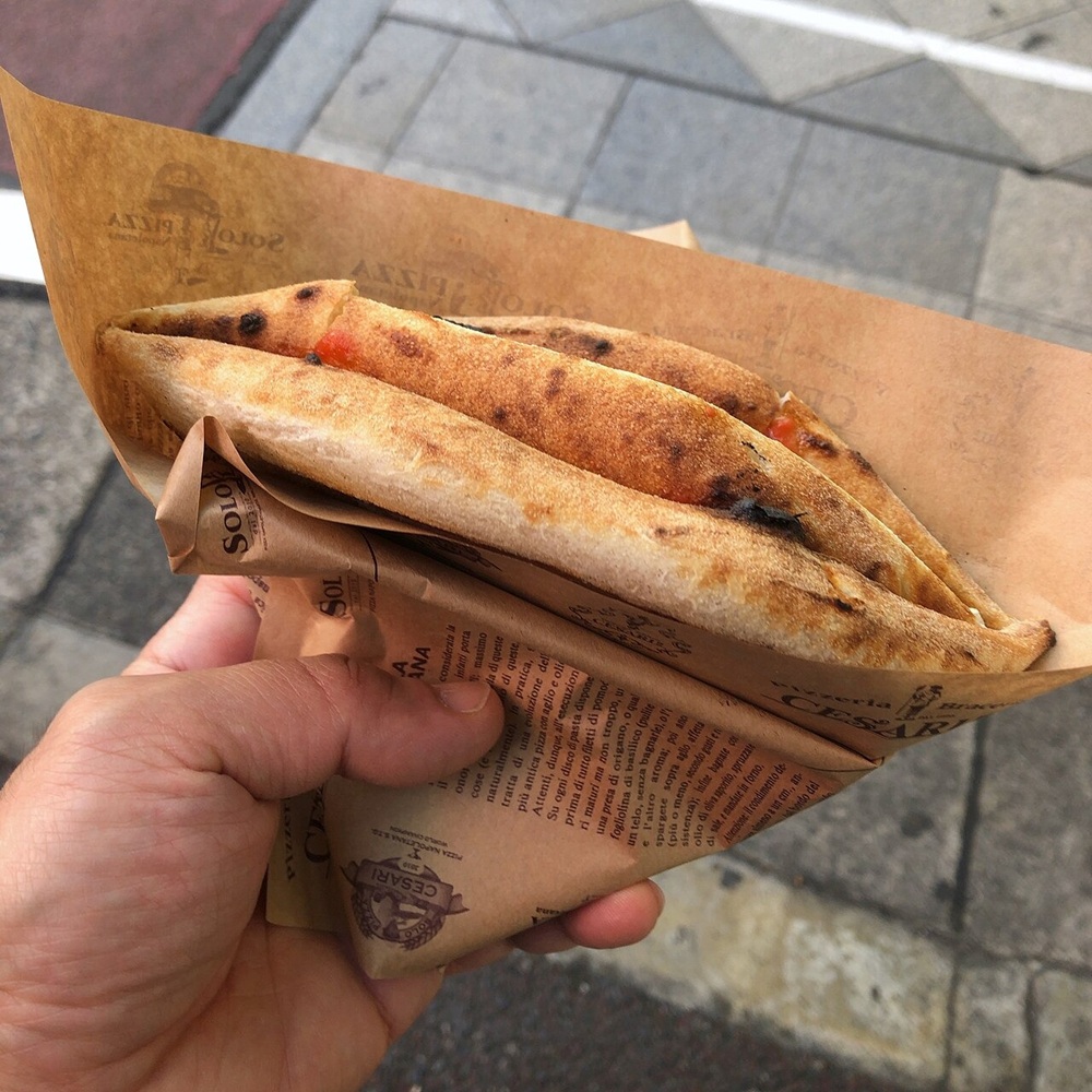 La pizza a portafoglio, Naples