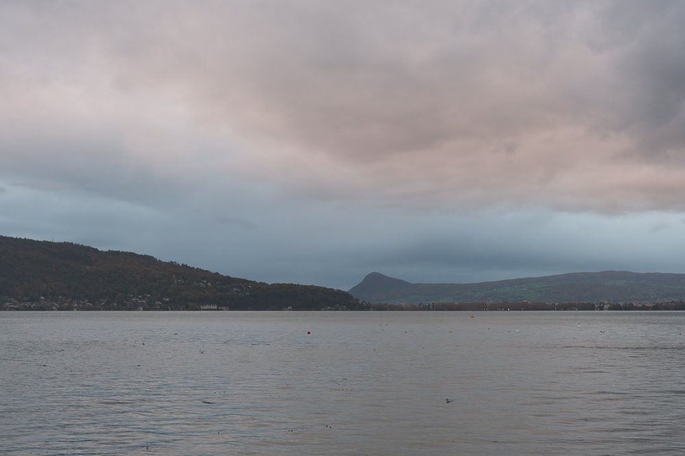Lac d'Annecy sous la pluie
