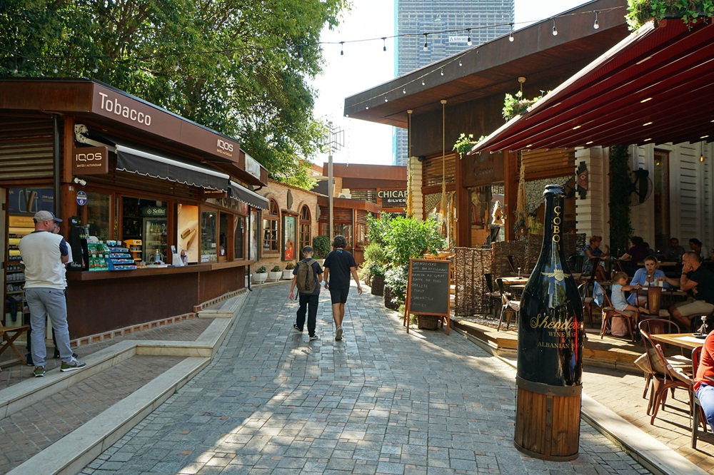 Magasins et restaurants à Tirana
