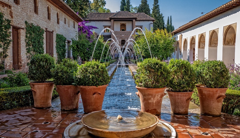 Patio de la Acequia, Alhambra de Grenade