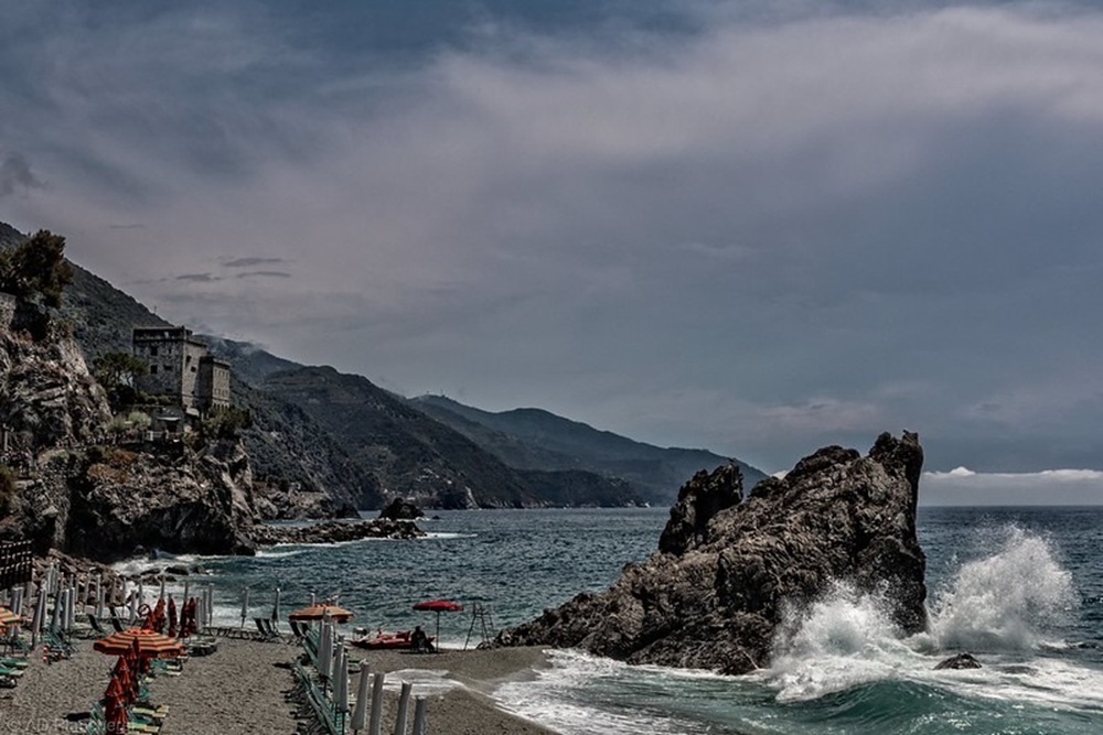 Plage de Ligurie sous la pluie