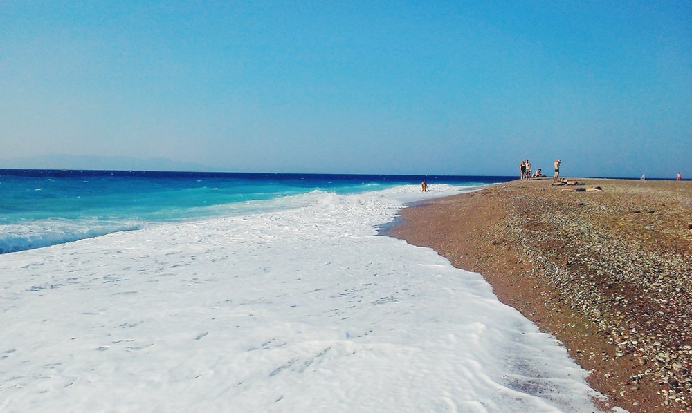 Plage peu fréquentée à Rhodes