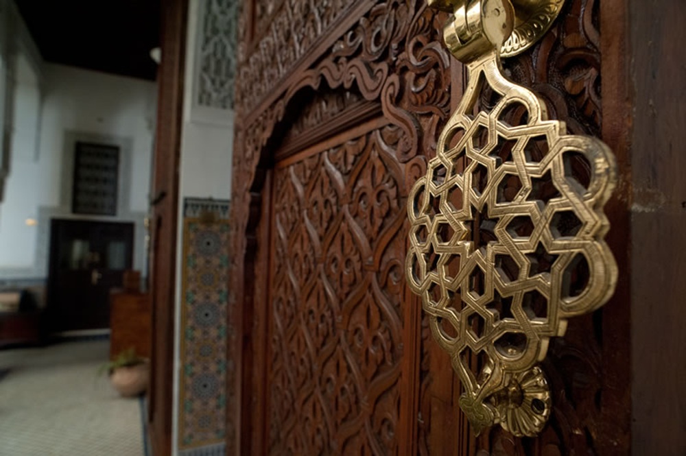 Porte sculptée d'un riad à Fès