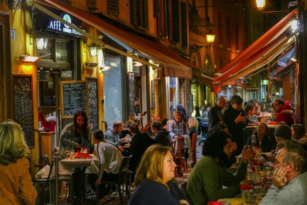 Rue animée à Bologne
