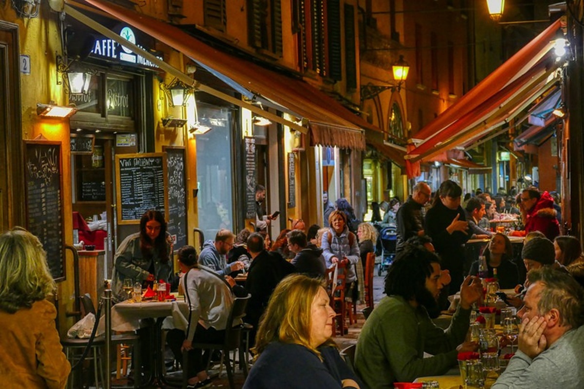 Rue animée à Bologne