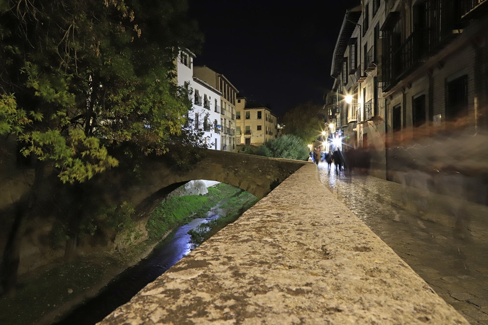 Rue de Grenade à la nuit tombée