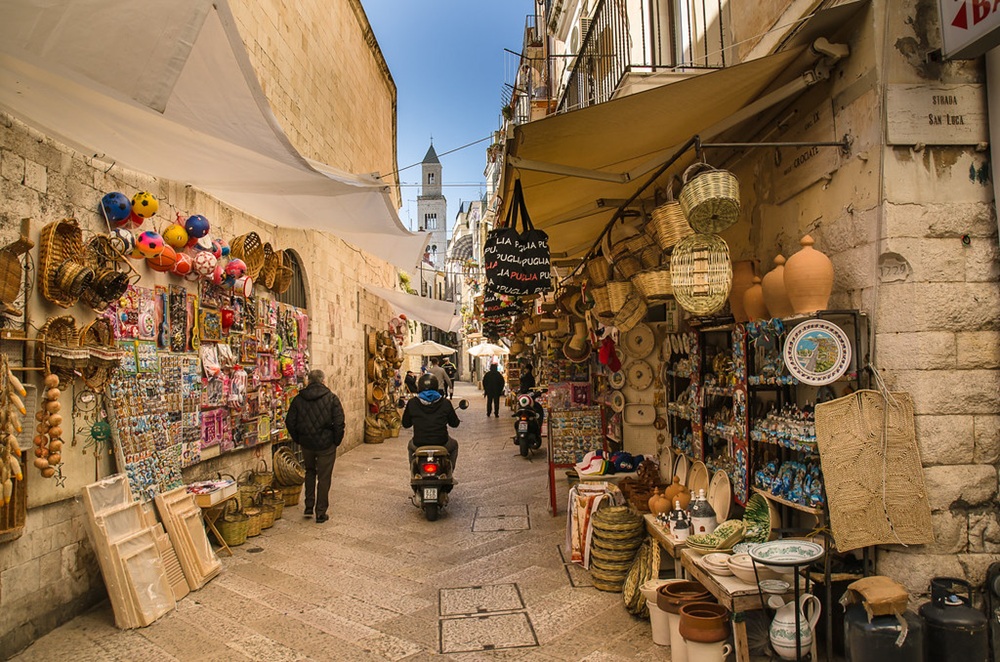 Ruelle commerçante de Bari Vecchia