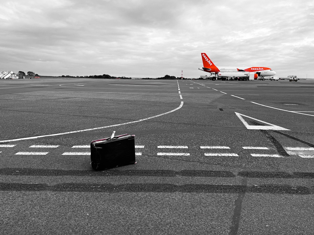 Valise perdue sur une piste d'atterrissage